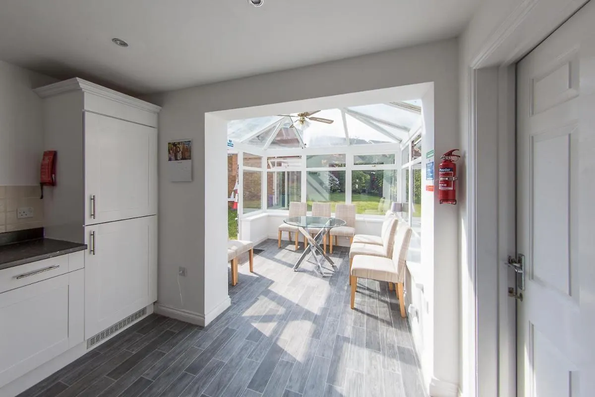 5 Bed Detached House- Sleeps 14 & 11 Beds Villa Cardiff Holiday home