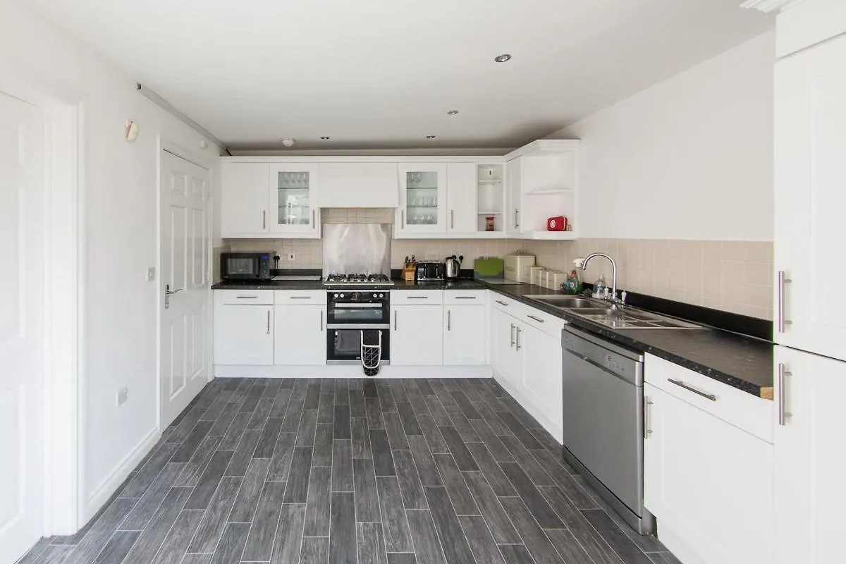 5 Bed Detached House- Sleeps 14 & 11 Beds Villa Cardiff 0*,  United Kingdom