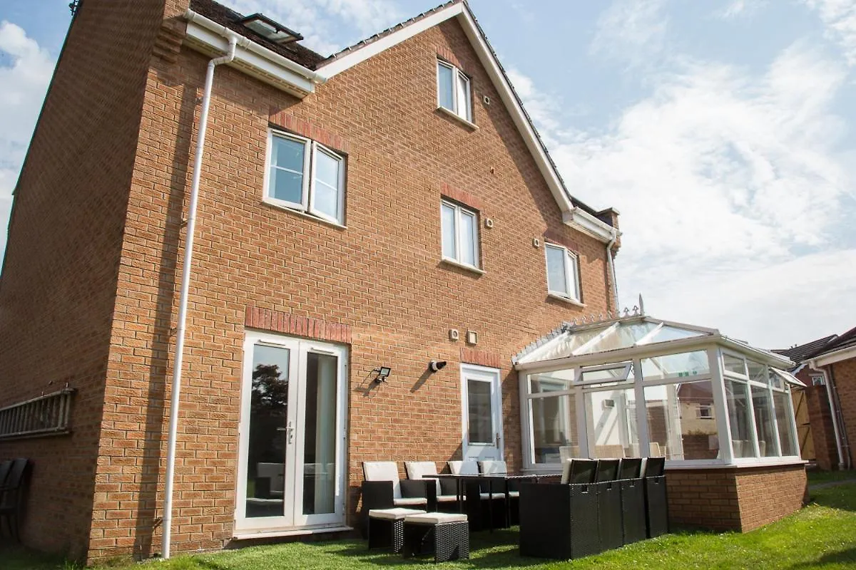 5 Bed Detached House- Sleeps 14 & 11 Beds Villa Cardiff 0*,  United Kingdom
