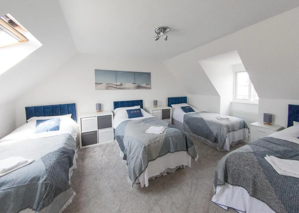 Holiday home 5 Bed Detached House- Sleeps 14 & 11 Beds Villa Cardiff