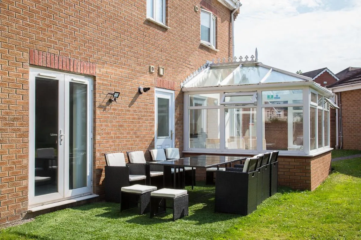 5 Bed Detached House- Sleeps 14 & 11 Beds Villa Cardiff Holiday home