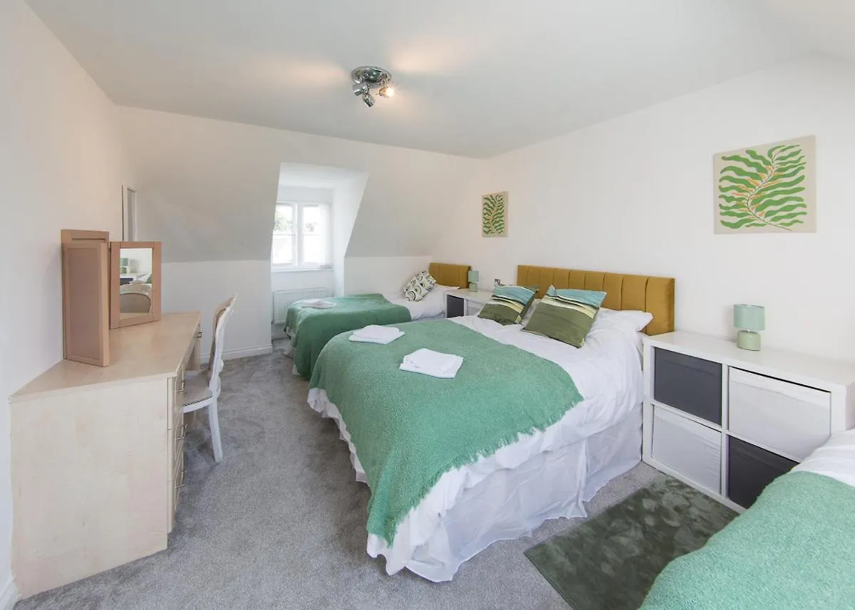 5 Bed Detached House- Sleeps 14 & 11 Beds Villa Cardiff Holiday home