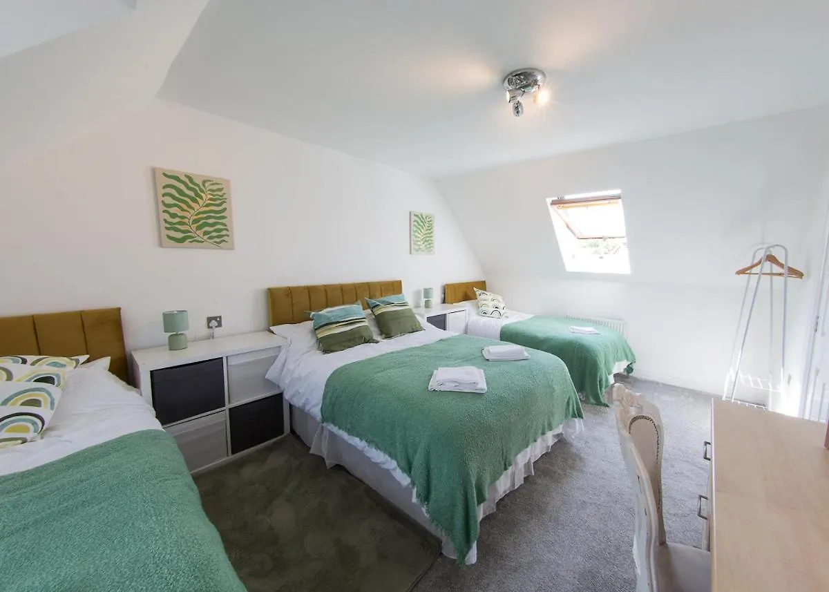 بيت للعطل 5 Bedroom Stunning House- Sleeps 14 With 11 Beds كارديف