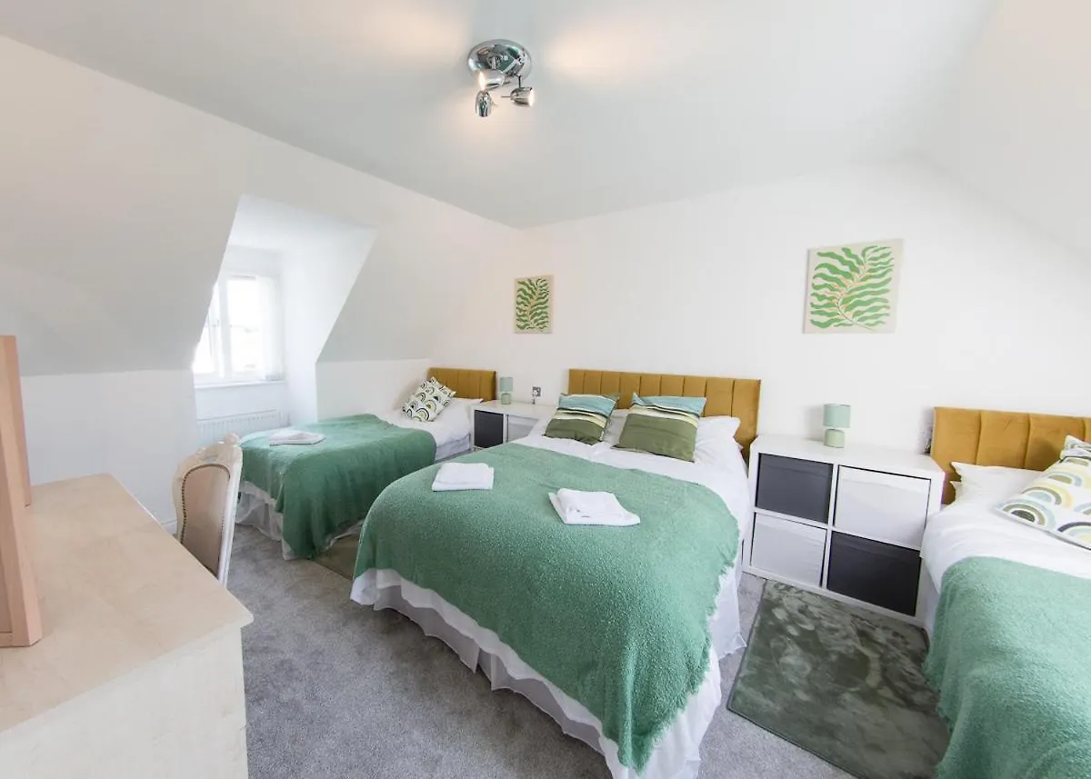 5 Bed Detached House- Sleeps 14 & 11 Beds Villa Cardiff 0*,
