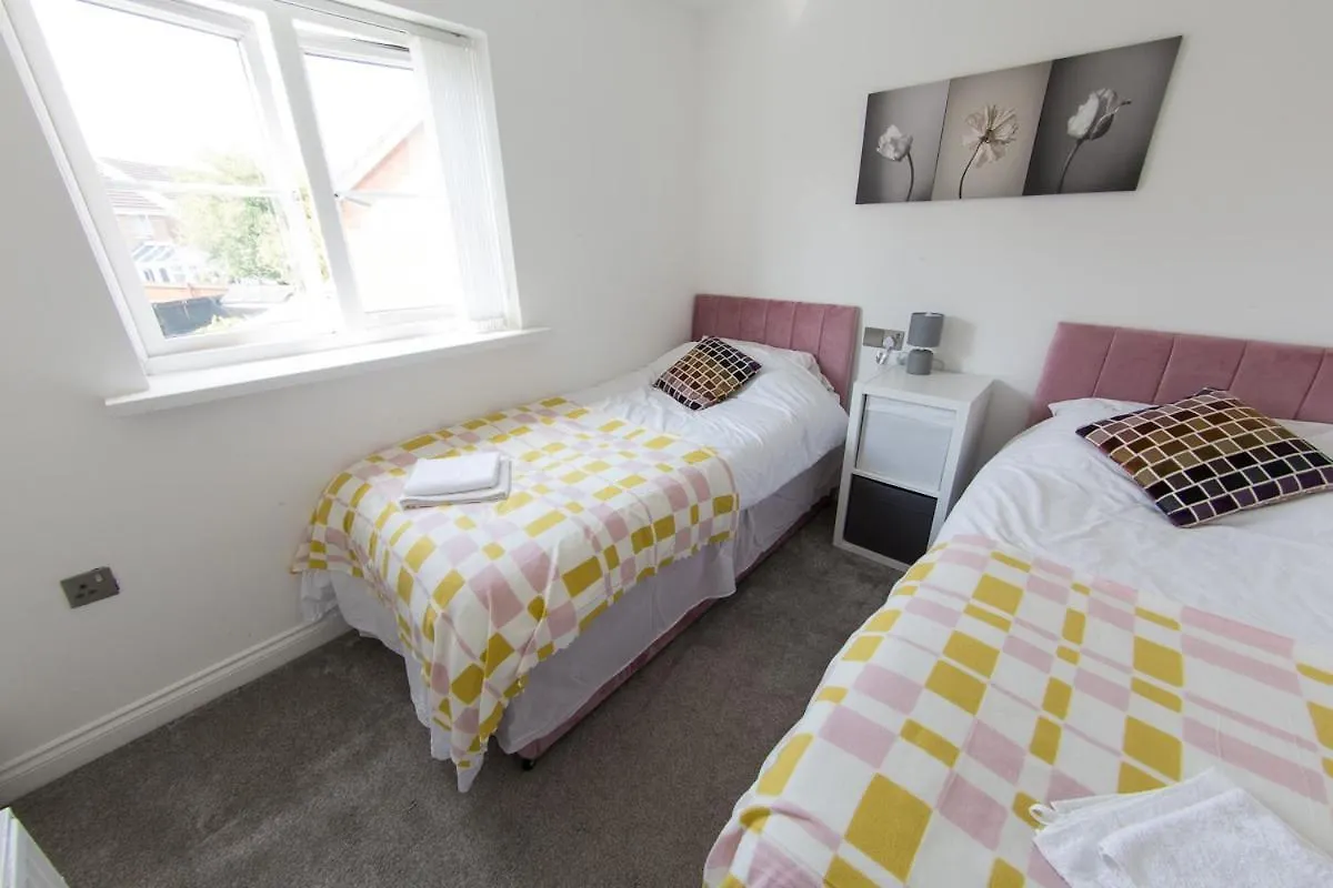 5 Bed Detached House- Sleeps 14 & 11 Beds Villa Cardiff Holiday home