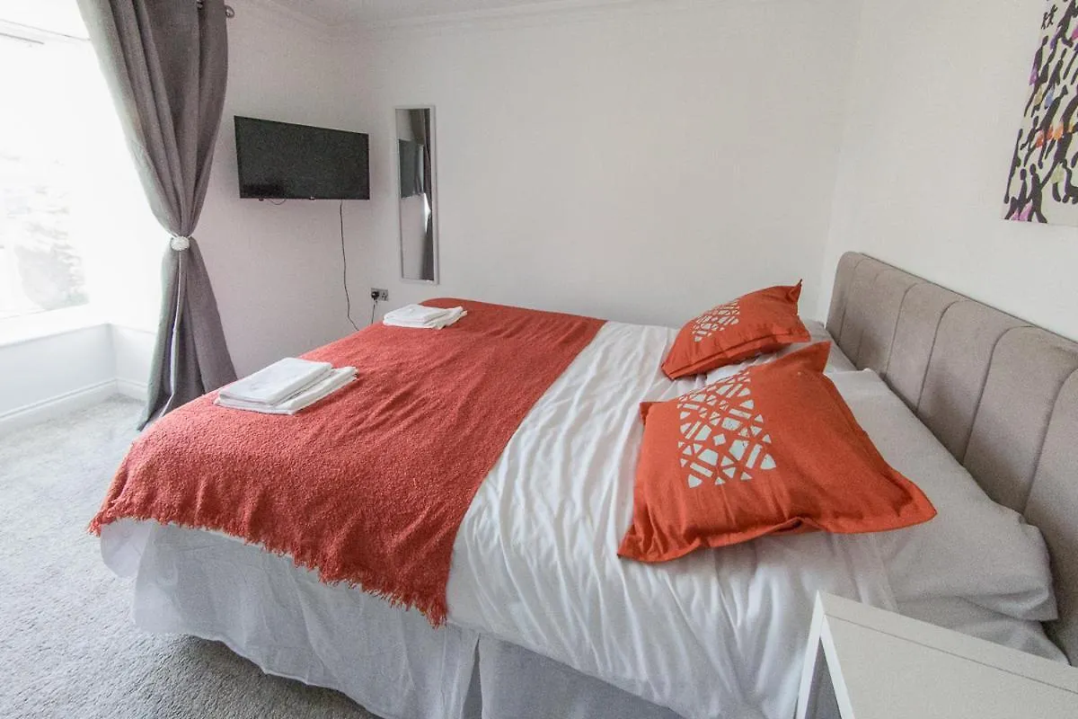 5 Bed Detached House- Sleeps 14 & 11 Beds Villa Cardiff