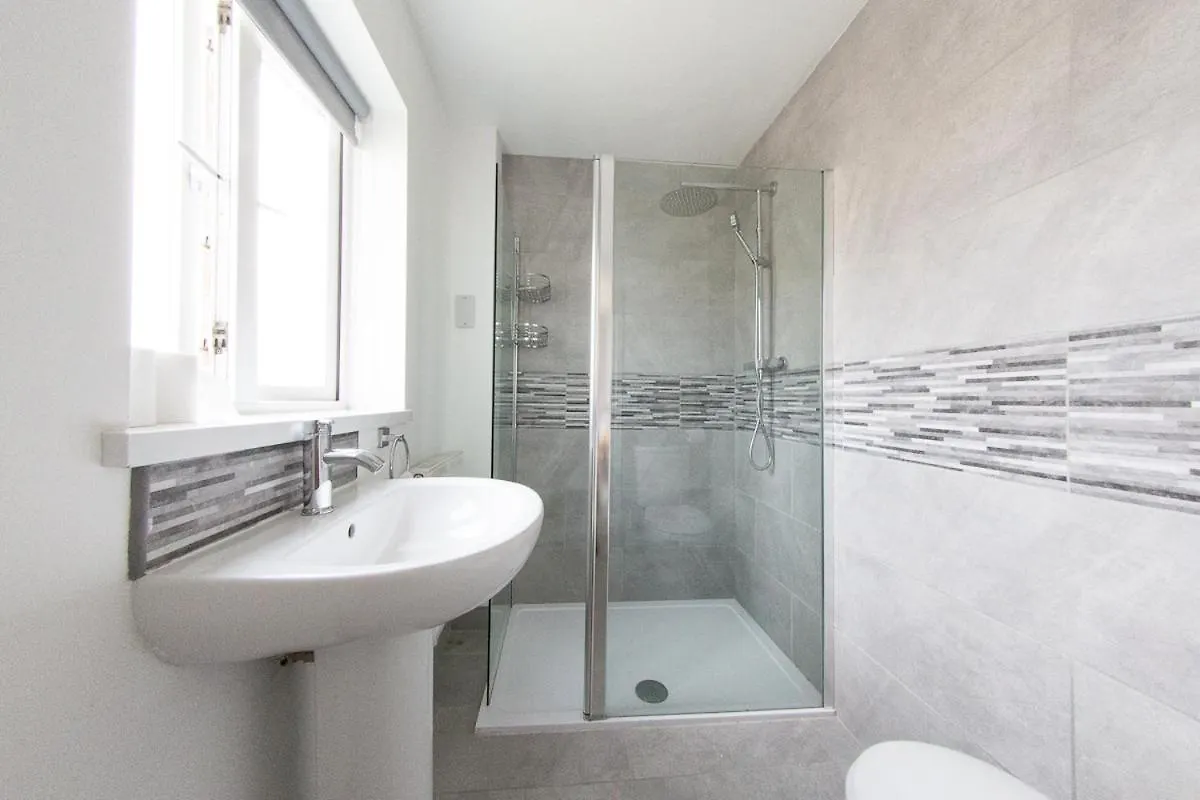 5 Bed Detached House- Sleeps 14 & 11 Beds Villa Cardiff United Kingdom