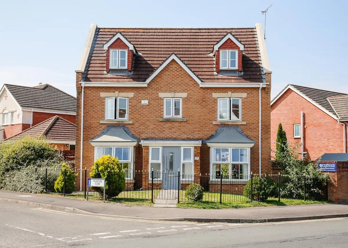 5 Bed Detached House- Sleeps 14 & 11 Beds Villa Cardiff