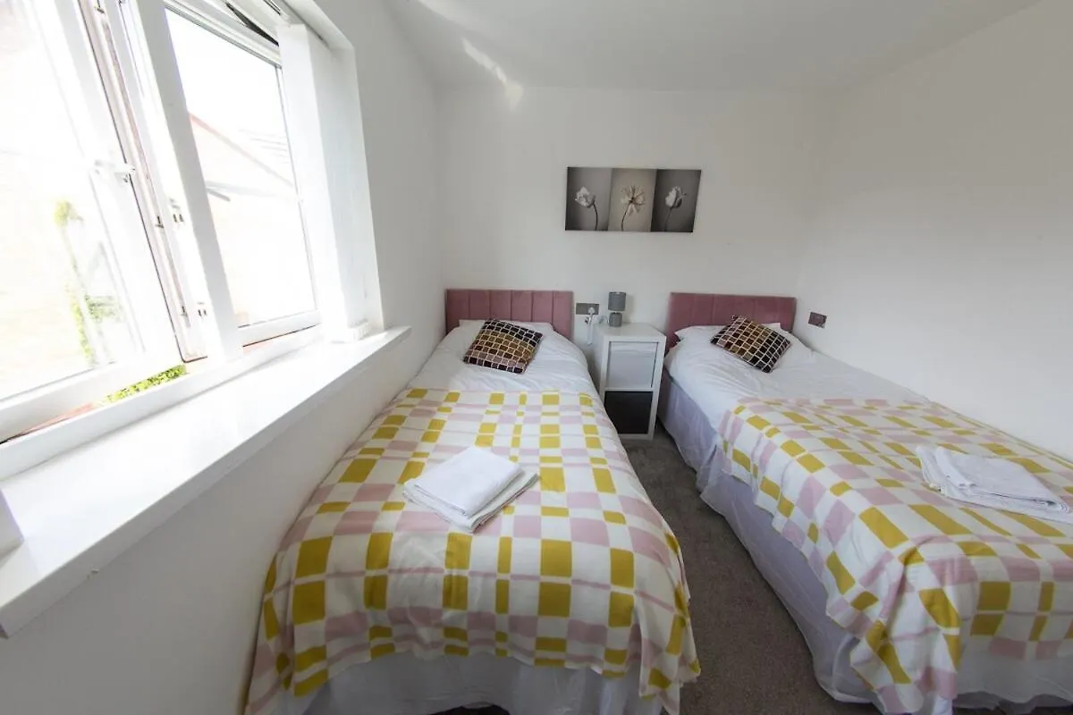 5 Bedroom Stunning House- Sleeps 14 With 11 Beds Cardiff 0*,