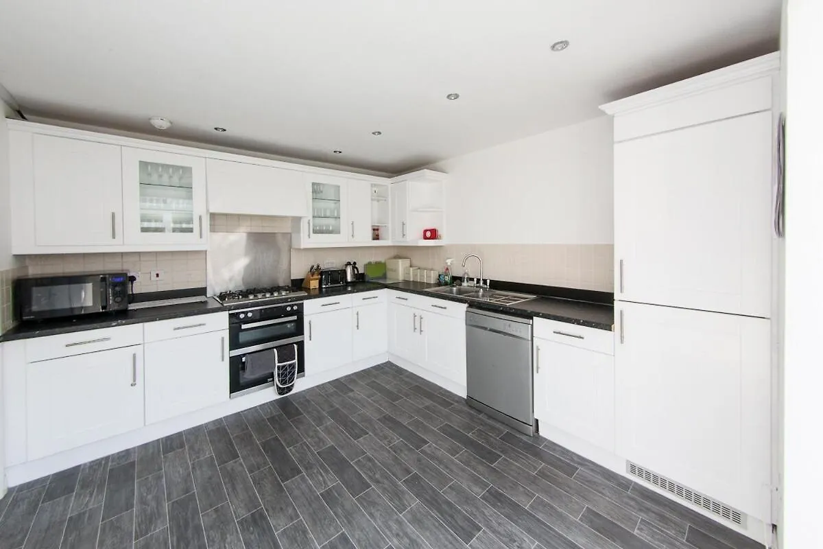 5 Bedroom Stunning House- Sleeps 14 With 11 Beds Cardiff Feriehus
