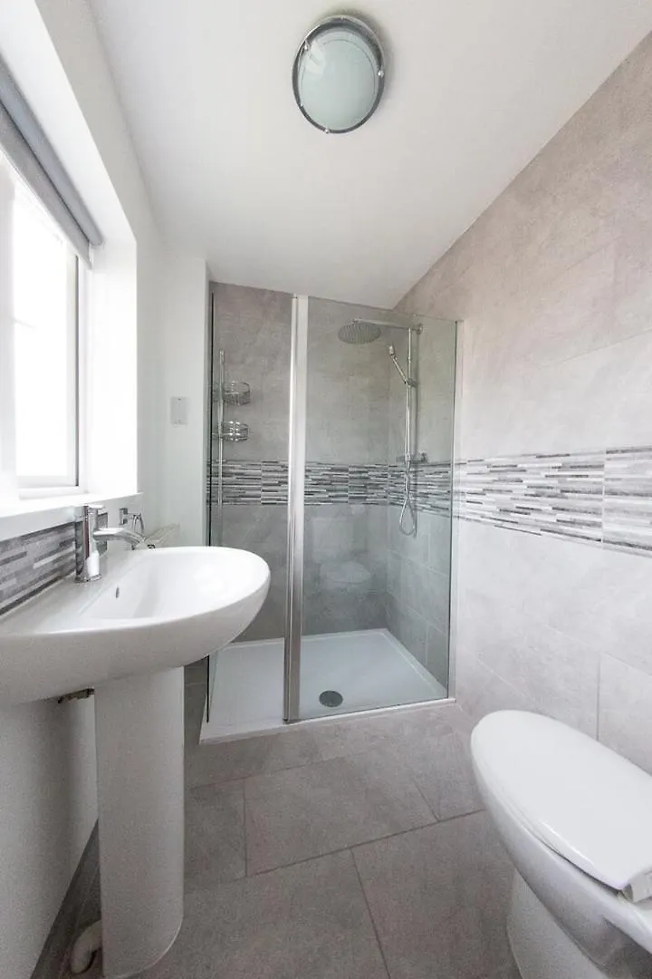 5 Bedroom Stunning House- Sleeps 14 With 11 Beds Cardiff