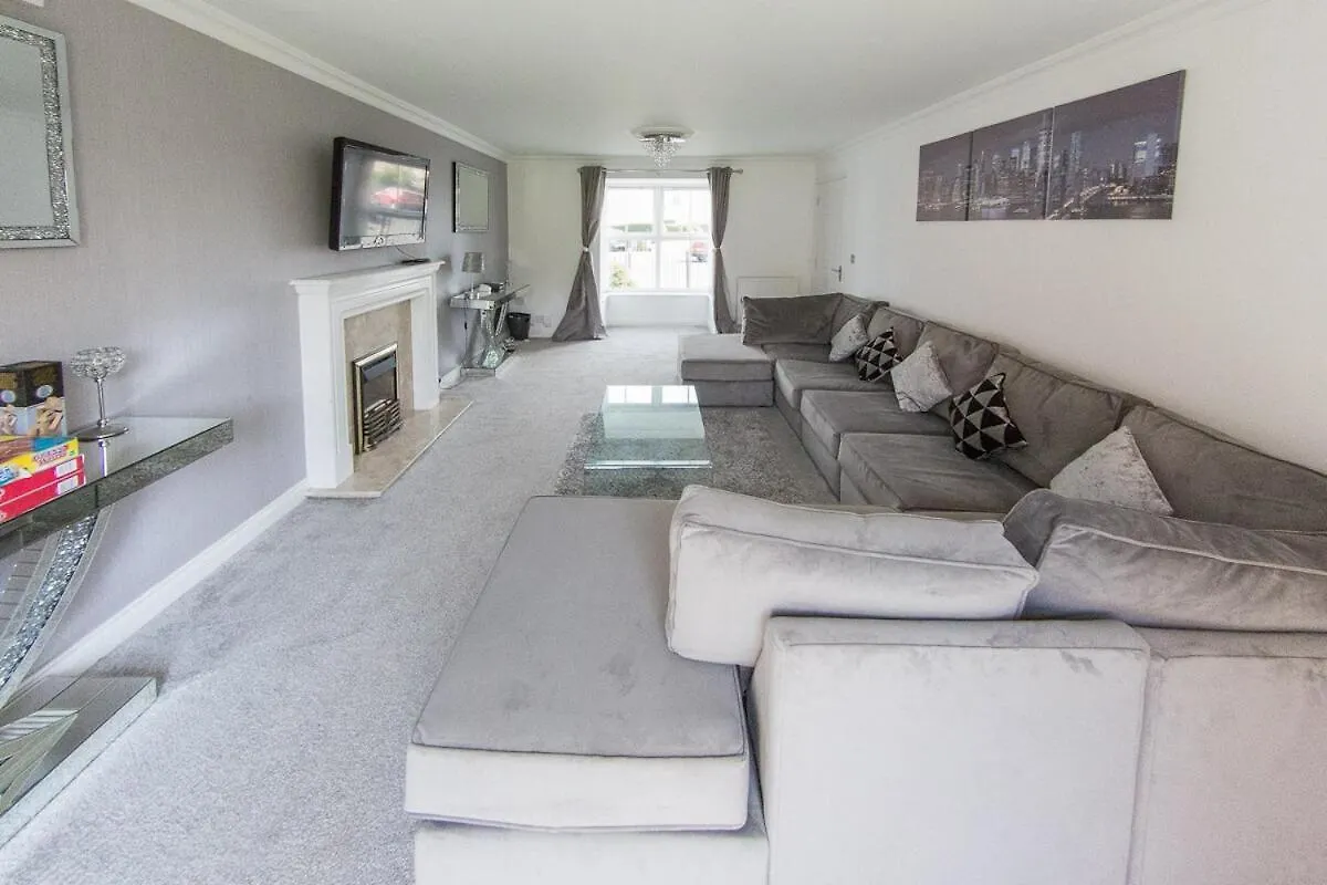 Feriehus 5 Bedroom Stunning House- Sleeps 14 With 11 Beds Cardiff