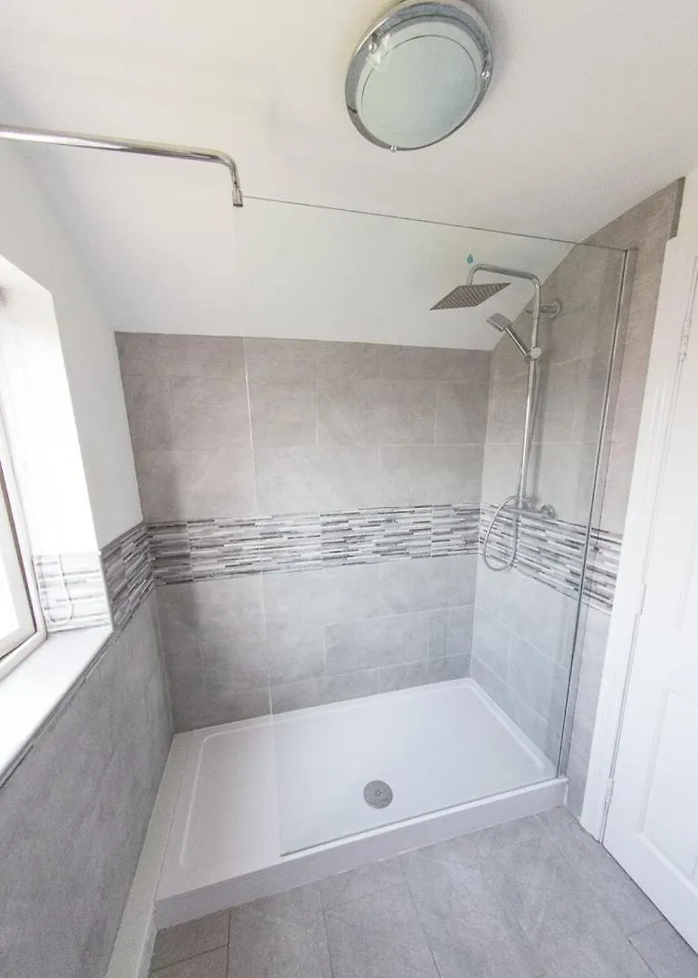 بيت للعطل 5 Bedroom Stunning House- Sleeps 14 With 11 Beds كارديف المملكة المتحدة