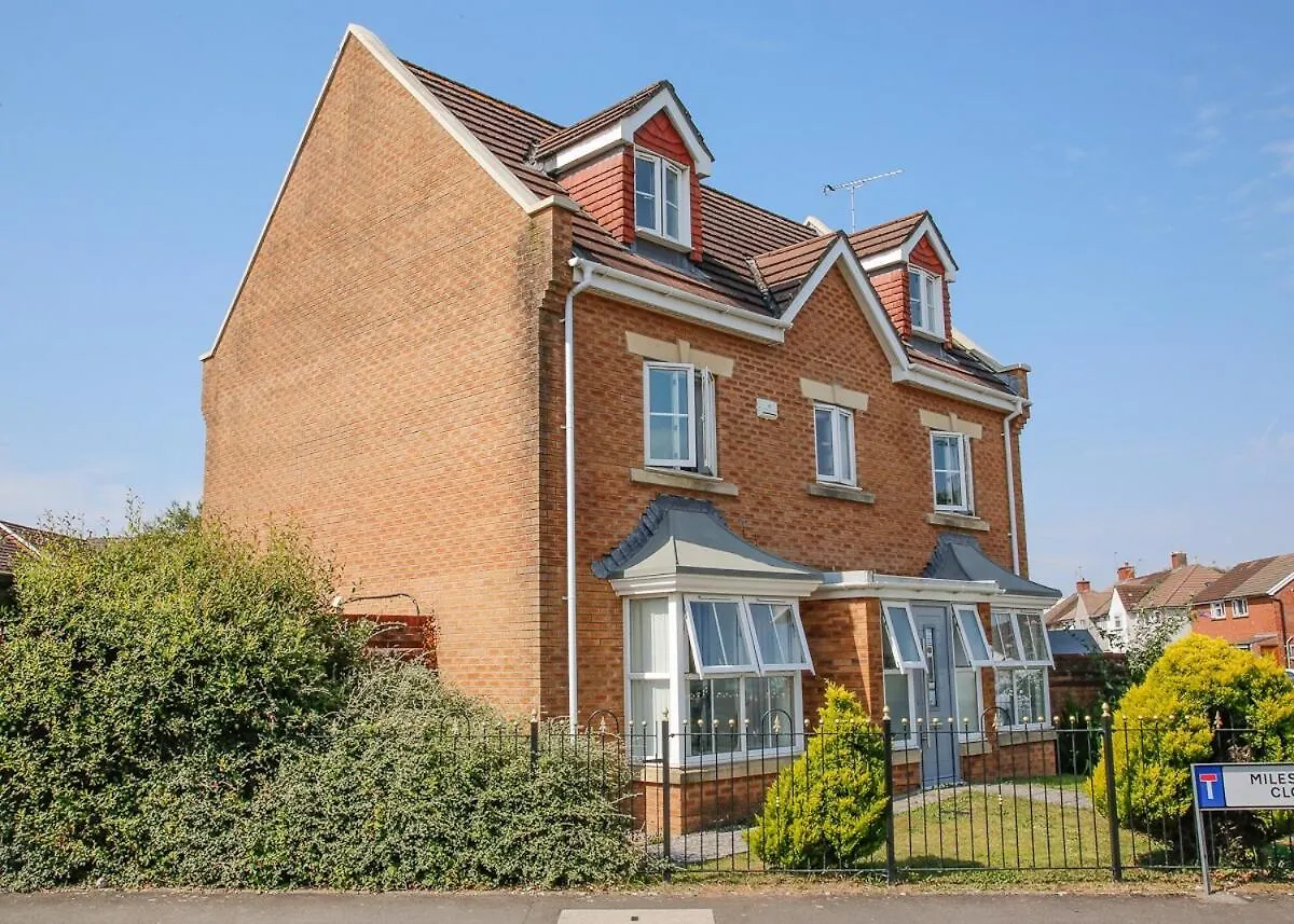5 Bedroom Stunning House- Sleeps 14 With 11 Beds Cardiff 0*,  Storbritannien