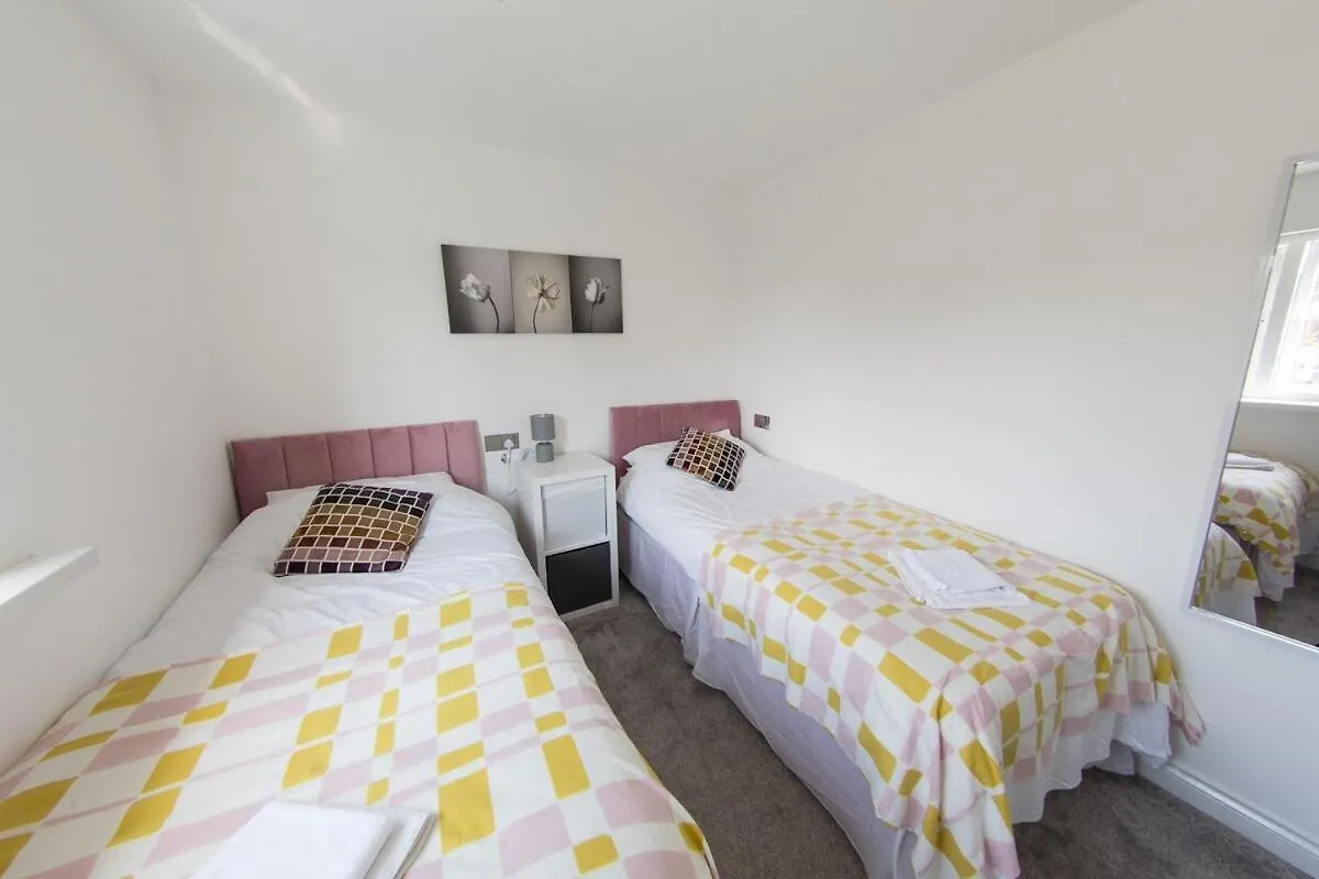 5 Bedroom Stunning House- Sleeps 14 With 11 Beds Cardiff