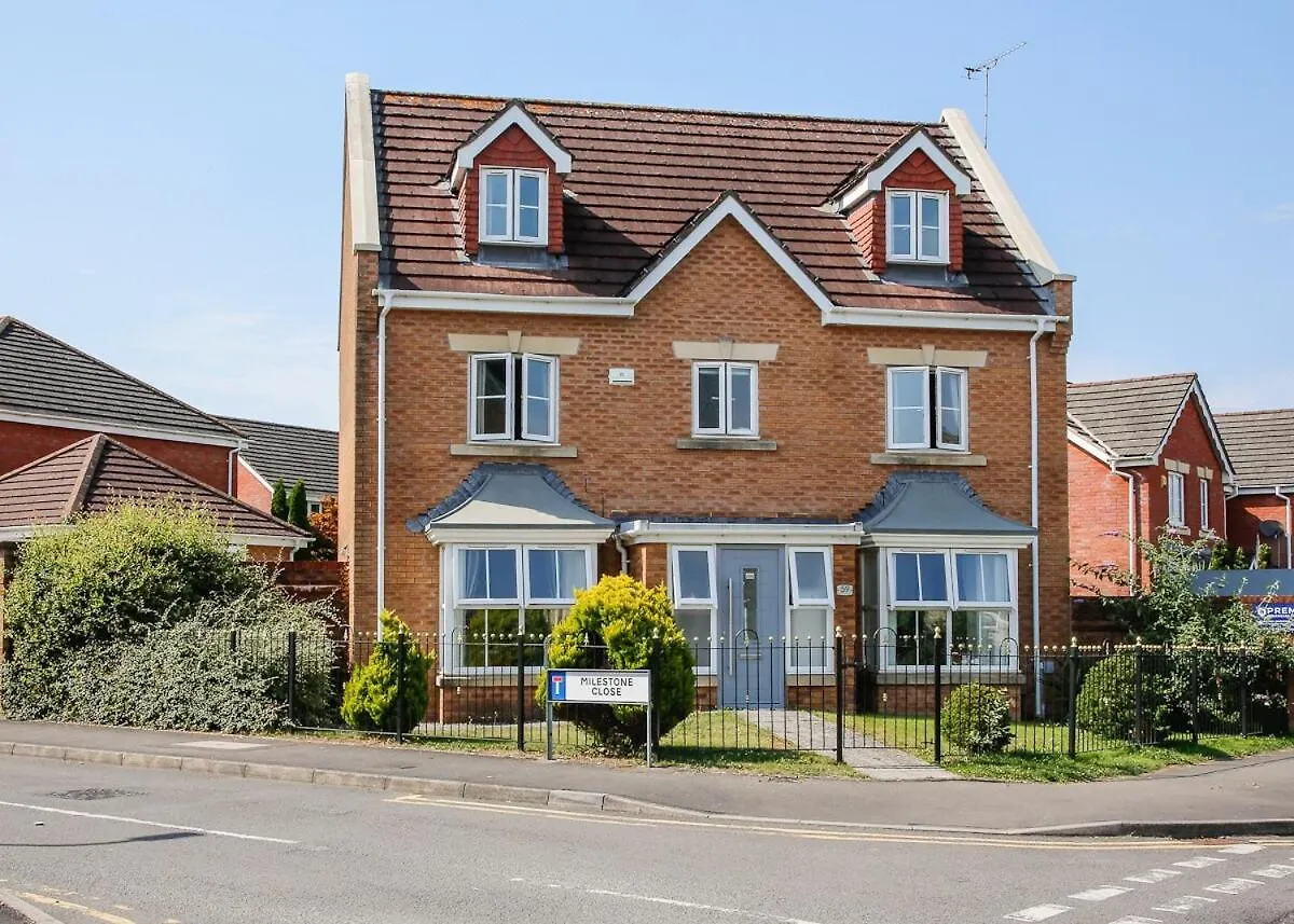 5 Bedroom Stunning House- Sleeps 14 With 11 Beds Cardiff