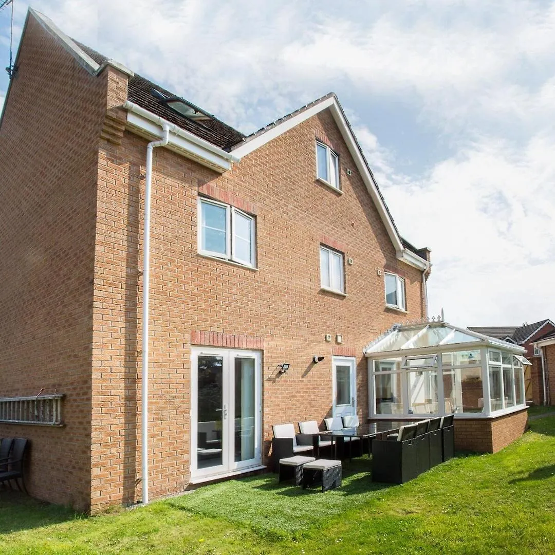 Feriehus 5 Bedroom Stunning House- Sleeps 14 With 11 Beds Cardiff Storbritannien