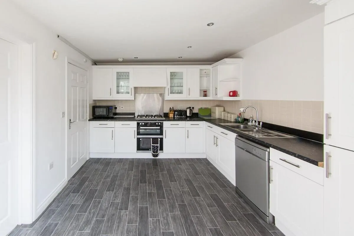 5 Bedroom Stunning House- Sleeps 14 With 11 Beds Cardiff 0*,  Storbritannien