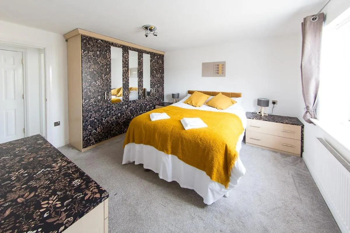 بيت للعطل 5 Bedroom Stunning House- Sleeps 14 With 11 Beds كارديف المملكة المتحدة