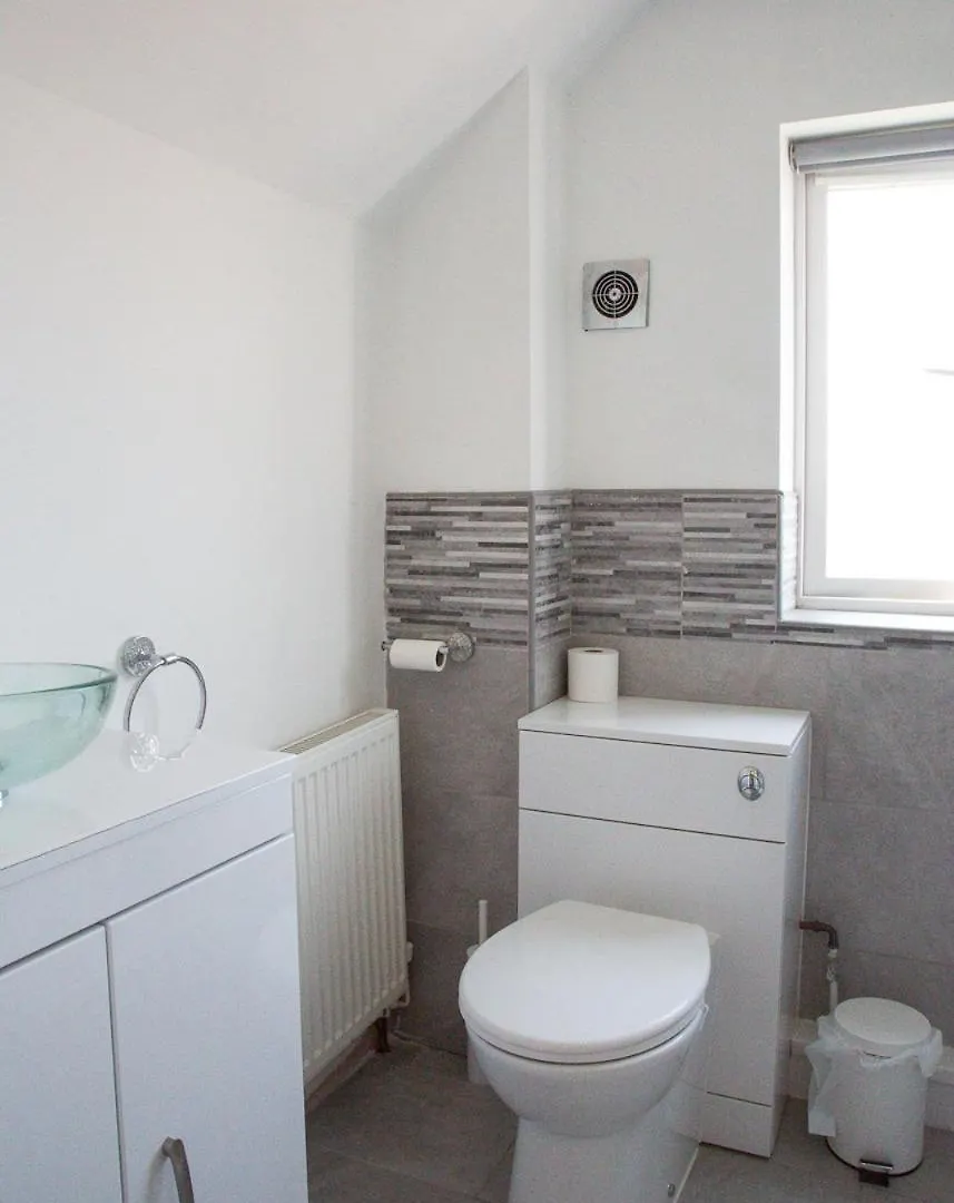 卡迪夫5 Bed Detached House- Sleeps 14 & 11 Beds别墅 0*, 卡迪夫 英国