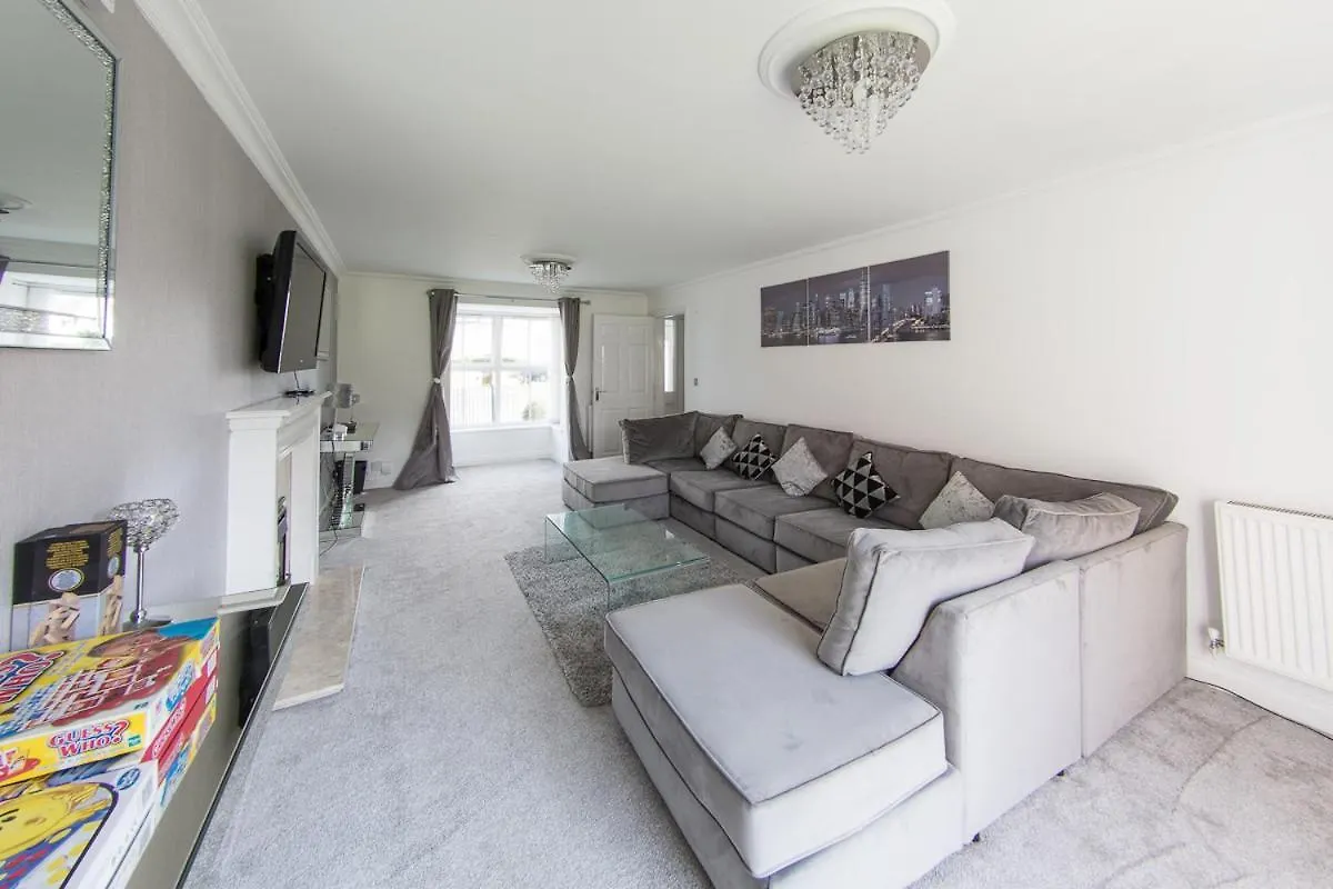 卡迪夫5 Bed Detached House- Sleeps 14 & 11 Beds别墅 卡迪夫